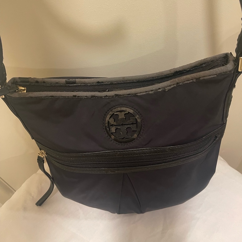 Tory Burch Black nylon crossbody Peeling on logo and around zipper - Picture 4 of 8